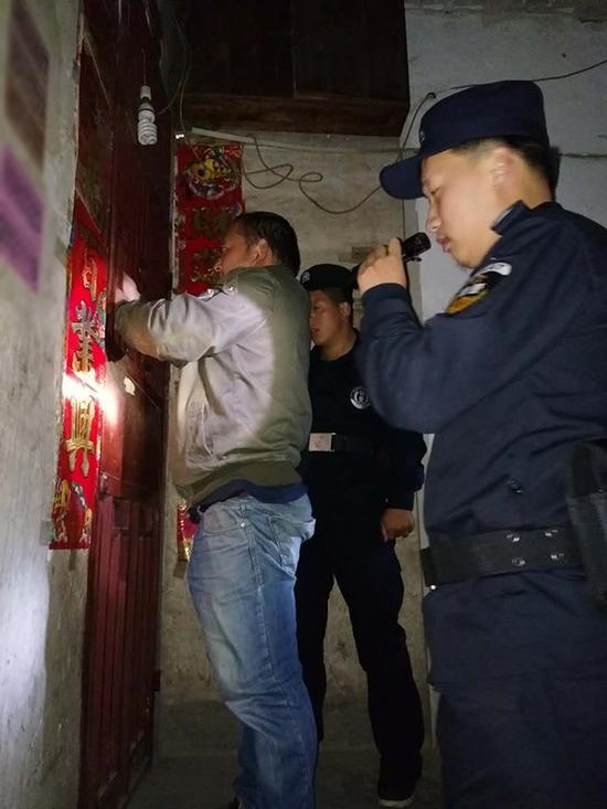 昌都地区粗心妈妈误将幼女锁家中 民警全城寻开锁师傅开门